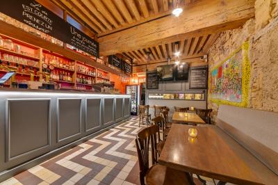 Miniature Location salle Lyon 2 (Rhône) - Café Hôtel Dieu #3 Pot de mousse au chocolat dans un bocal en verre ouvert, posé sur une assiette avec une cuillère en métal.