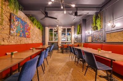 Miniature Location salle Lyon 2 (Rhône) - Café Hôtel Dieu #6 Pot de mousse au chocolat dans un bocal en verre ouvert, posé sur une assiette avec une cuillère en métal.