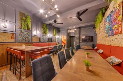 Miniature Location salle Lyon 2 (Rhône) - Café Hôtel Dieu #5 Pot de mousse au chocolat dans un bocal en verre ouvert, posé sur une assiette avec une cuillère en métal.