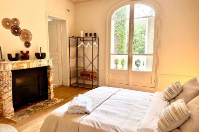 Miniature Location salle Paris 12 (Paris) - Villa Mandé #16 Salle de bien-être avec sauna vitré éclairé en bleu, projecteurs lumineux et ambiance tamisée.