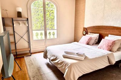 Miniature Location salle Paris 12 (Paris) - Villa Mandé #17 Salle de bien-être avec sauna vitré éclairé en bleu, projecteurs lumineux et ambiance tamisée.