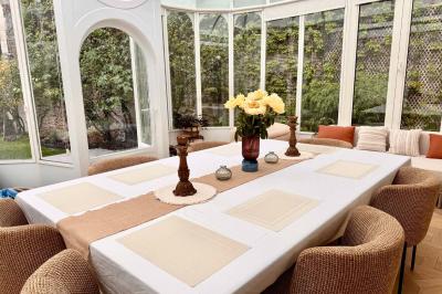 Miniature Location salle Paris 12 (Paris) - Villa Mandé #7 Salle de bien-être avec sauna vitré éclairé en bleu, projecteurs lumineux et ambiance tamisée.