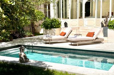 Miniature Location salle Paris 12 (Paris) - Villa Mandé #10 Salle de bien-être avec sauna vitré éclairé en bleu, projecteurs lumineux et ambiance tamisée.