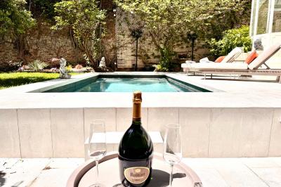 Miniature Location salle Paris 12 (Paris) - Villa Mandé #11 Salle de bien-être avec sauna vitré éclairé en bleu, projecteurs lumineux et ambiance tamisée.