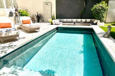 Miniature Location salle Paris 12 (Paris) - Villa Mandé #12 Salle de bien-être avec sauna vitré éclairé en bleu, projecteurs lumineux et ambiance tamisée.