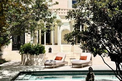 Miniature Location salle Paris 12 (Paris) - Villa Mandé #9 Salle de bien-être avec sauna vitré éclairé en bleu, projecteurs lumineux et ambiance tamisée.