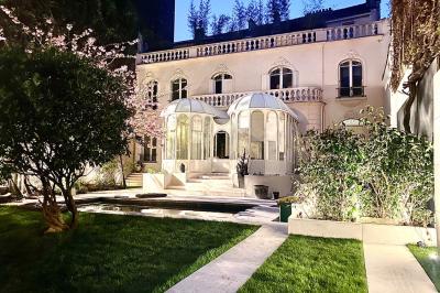 Miniature Location salle Paris 12 (Paris) - Villa Mandé #3 Salle de bien-être avec sauna vitré éclairé en bleu, projecteurs lumineux et ambiance tamisée.