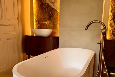 Miniature Location salle Paris 12 (Paris) - Villa Mandé #19 Salle de bien-être avec sauna vitré éclairé en bleu, projecteurs lumineux et ambiance tamisée.