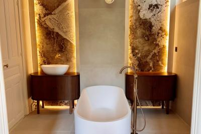 Miniature Location salle Paris 12 (Paris) - Villa Mandé #18 Salle de bien-être avec sauna vitré éclairé en bleu, projecteurs lumineux et ambiance tamisée.