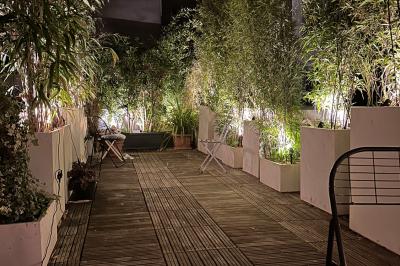 Miniature Location salle Paris 12 (Paris) - Villa Mandé #21 Salle de bien-être avec sauna vitré éclairé en bleu, projecteurs lumineux et ambiance tamisée.