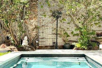 Miniature Location salle Paris 12 (Paris) - Villa Mandé #23 Salle de bien-être avec sauna vitré éclairé en bleu, projecteurs lumineux et ambiance tamisée.