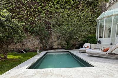 Miniature Location salle Paris 12 (Paris) - Villa Mandé #24 Salle de bien-être avec sauna vitré éclairé en bleu, projecteurs lumineux et ambiance tamisée.