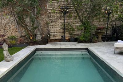 Miniature Location salle Paris 12 (Paris) - Villa Mandé #25 Salle de bien-être avec sauna vitré éclairé en bleu, projecteurs lumineux et ambiance tamisée.