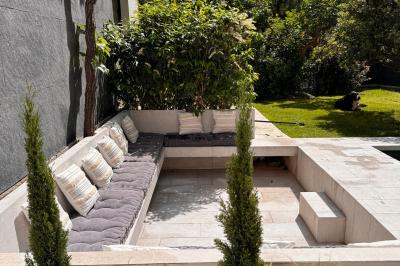 Miniature Location salle Paris 12 (Paris) - Villa Mandé #22 Salle de bien-être avec sauna vitré éclairé en bleu, projecteurs lumineux et ambiance tamisée.