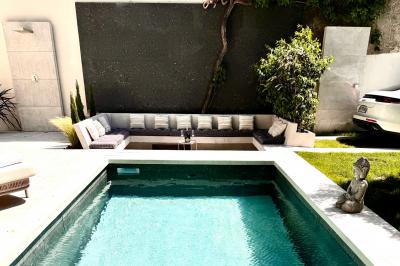 Miniature Location salle Paris 12 (Paris) - Villa Mandé #15 Salle de bien-être avec sauna vitré éclairé en bleu, projecteurs lumineux et ambiance tamisée.