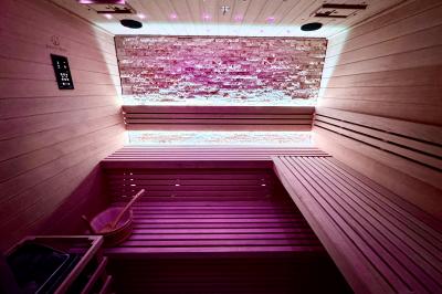 Miniature Location salle Paris 12 (Paris) - Villa Mandé #28 Salle de bien-être avec sauna vitré éclairé en bleu, projecteurs lumineux et ambiance tamisée.