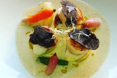 Miniature Traiteur Nice (Alpes-Maritimes) - Boeuf Traiteur #13 Homme en veste de chef blanche, debout devant une architecture en pierre et des grilles métalliques.