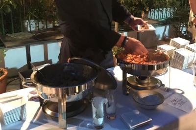 Miniature Traiteur Nice (Alpes-Maritimes) - Boeuf Traiteur #9 Homme en veste de chef blanche, debout devant une architecture en pierre et des grilles métalliques.