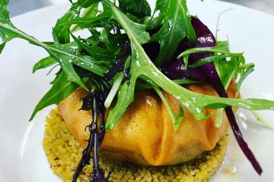 Miniature Traiteur Nice (Alpes-Maritimes) - Boeuf Traiteur #10 Homme en veste de chef blanche, debout devant une architecture en pierre et des grilles métalliques.