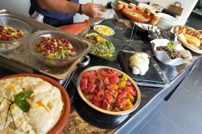 Miniature Traiteur Nice (Alpes-Maritimes) - Boeuf Traiteur #7 Homme en veste de chef blanche, debout devant une architecture en pierre et des grilles métalliques.