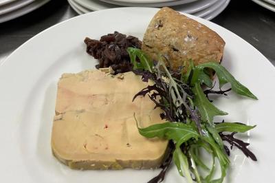 Miniature Traiteur Nice (Alpes-Maritimes) - Boeuf Traiteur #12 Homme en veste de chef blanche, debout devant une architecture en pierre et des grilles métalliques.