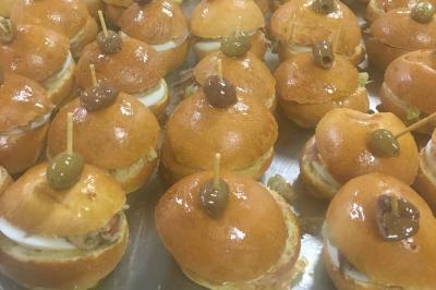 Miniature Traiteur Nice (Alpes-Maritimes) - Boeuf Traiteur #15 Homme en veste de chef blanche, debout devant une architecture en pierre et des grilles métalliques.