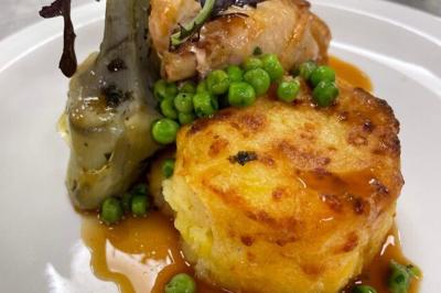 Miniature Traiteur Nice (Alpes-Maritimes) - Boeuf Traiteur #16 Homme en veste de chef blanche, debout devant une architecture en pierre et des grilles métalliques.