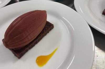 Miniature Traiteur Nice (Alpes-Maritimes) - Boeuf Traiteur #17 Homme en veste de chef blanche, debout devant une architecture en pierre et des grilles métalliques.