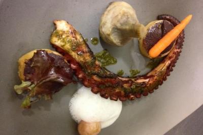 Miniature Traiteur Nice (Alpes-Maritimes) - Boeuf Traiteur #18 Homme en veste de chef blanche, debout devant une architecture en pierre et des grilles métalliques.