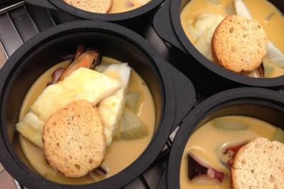 Miniature Traiteur Nice (Alpes-Maritimes) - Boeuf Traiteur #20 Homme en veste de chef blanche, debout devant une architecture en pierre et des grilles métalliques.