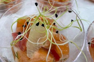 Miniature Traiteur Nice (Alpes-Maritimes) - Boeuf Traiteur #21 Homme en veste de chef blanche, debout devant une architecture en pierre et des grilles métalliques.