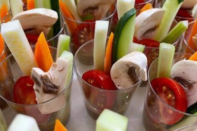 Miniature Traiteur Nice (Alpes-Maritimes) - Boeuf Traiteur #8 Homme en veste de chef blanche, debout devant une architecture en pierre et des grilles métalliques.