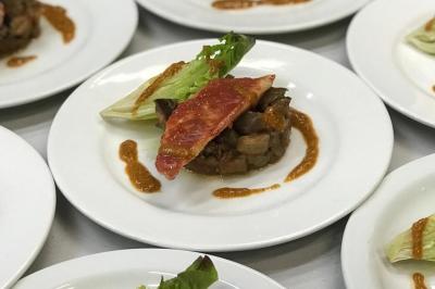 Miniature Traiteur Nice (Alpes-Maritimes) - Boeuf Traiteur #22 Homme en veste de chef blanche, debout devant une architecture en pierre et des grilles métalliques.