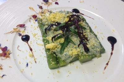 Miniature Traiteur Nice (Alpes-Maritimes) - Boeuf Traiteur #23 Homme en veste de chef blanche, debout devant une architecture en pierre et des grilles métalliques.