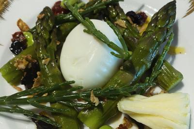 Miniature Traiteur Nice (Alpes-Maritimes) - Boeuf Traiteur #24 Homme en veste de chef blanche, debout devant une architecture en pierre et des grilles métalliques.