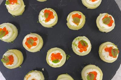 Miniature Traiteur Nice (Alpes-Maritimes) - Boeuf Traiteur #25 Homme en veste de chef blanche, debout devant une architecture en pierre et des grilles métalliques.