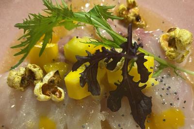 Miniature Traiteur Nice (Alpes-Maritimes) - Boeuf Traiteur #26 Homme en veste de chef blanche, debout devant une architecture en pierre et des grilles métalliques.