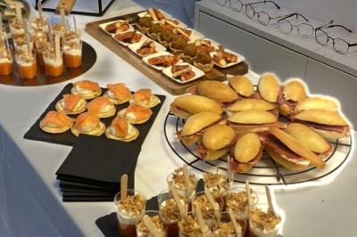 Miniature Traiteur Nice (Alpes-Maritimes) - Boeuf Traiteur #6 Homme en veste de chef blanche, debout devant une architecture en pierre et des grilles métalliques.