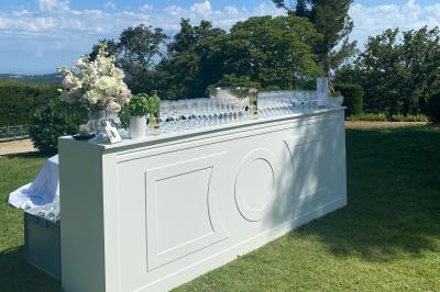 Miniature Traiteur Nice (Alpes-Maritimes) - Boeuf Traiteur #4 Homme en veste de chef blanche, debout devant une architecture en pierre et des grilles métalliques.