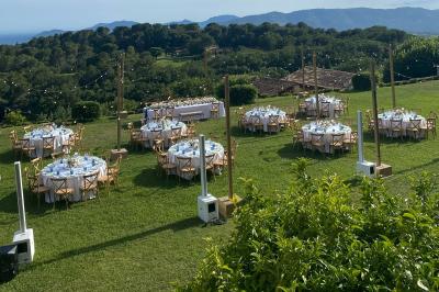 Miniature Traiteur Nice (Alpes-Maritimes) - Boeuf Traiteur #5 Homme en veste de chef blanche, debout devant une architecture en pierre et des grilles métalliques.