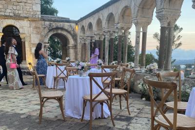 Miniature Traiteur Nice (Alpes-Maritimes) - Boeuf Traiteur #3 Homme en veste de chef blanche, debout devant une architecture en pierre et des grilles métalliques.