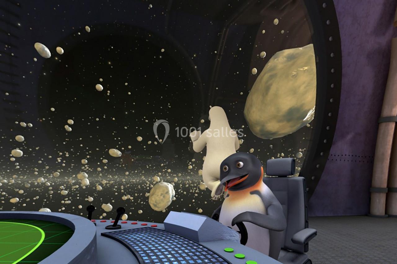 Un pingouin animé pilote un poste de commande futuriste dans un environnement spatial rempli d'astéroïdes.