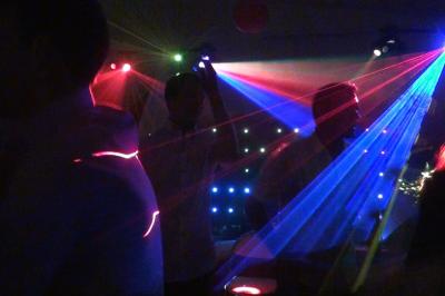 Miniature Animax 35 #4 Personnes dansant dans une ambiance de fête avec des lumières colorées et des faisceaux laser.