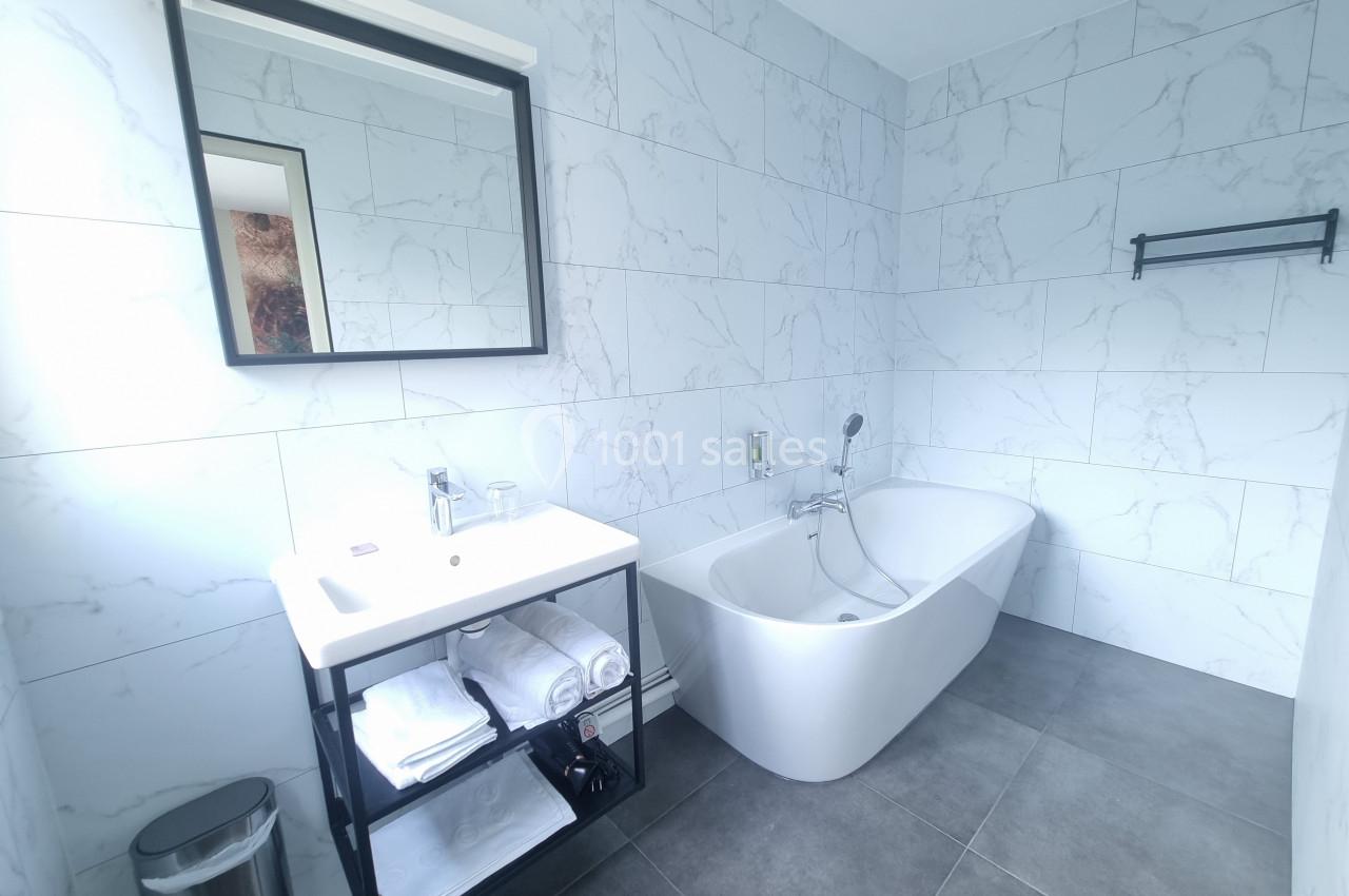 salle de bain avec baignoire