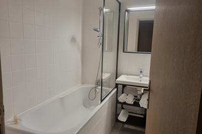 Miniature salle de bain chambre standard Location salle Rancourt (Somme) - Le Prieuré #7