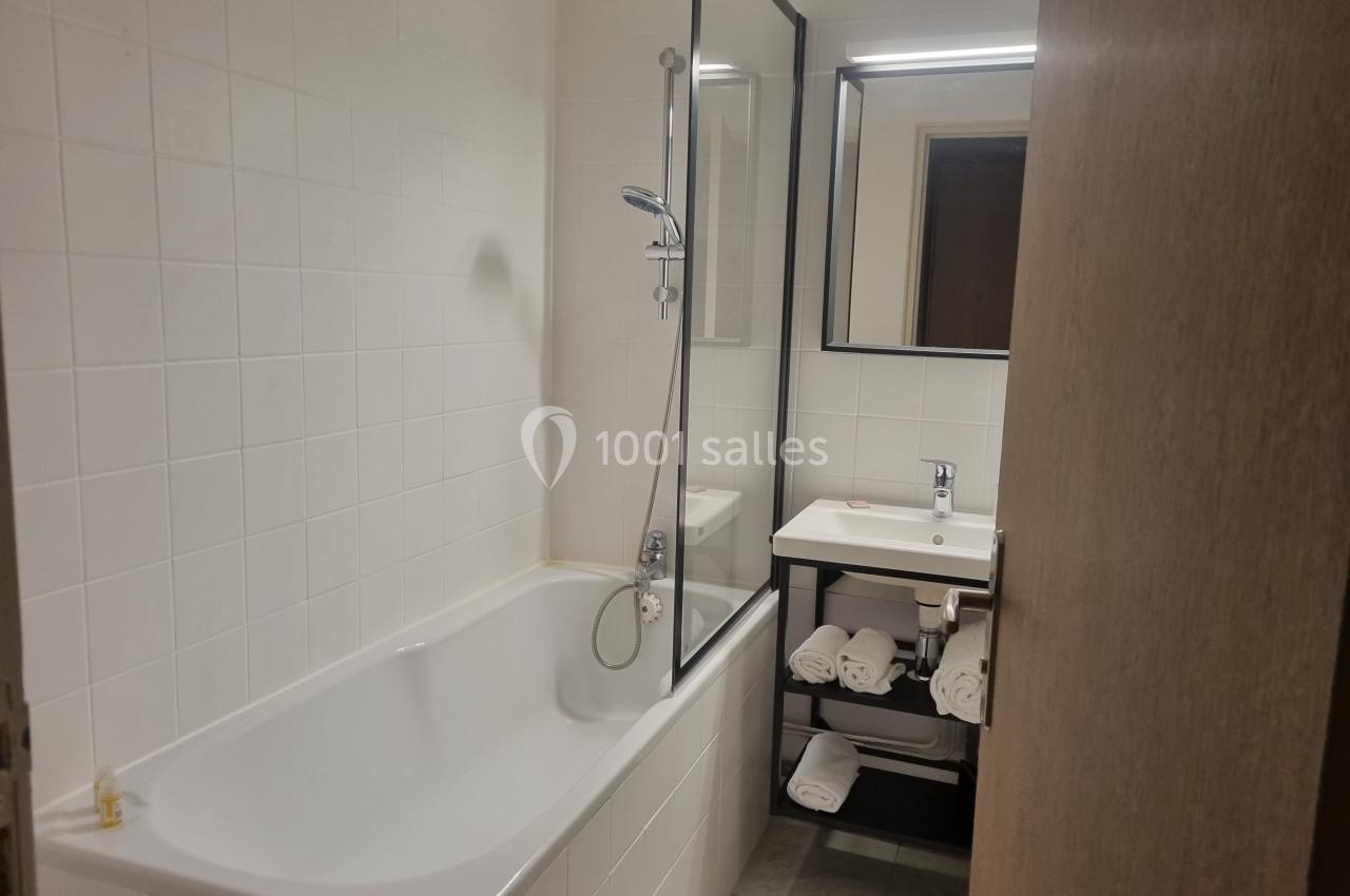 salle de bain chambre standard