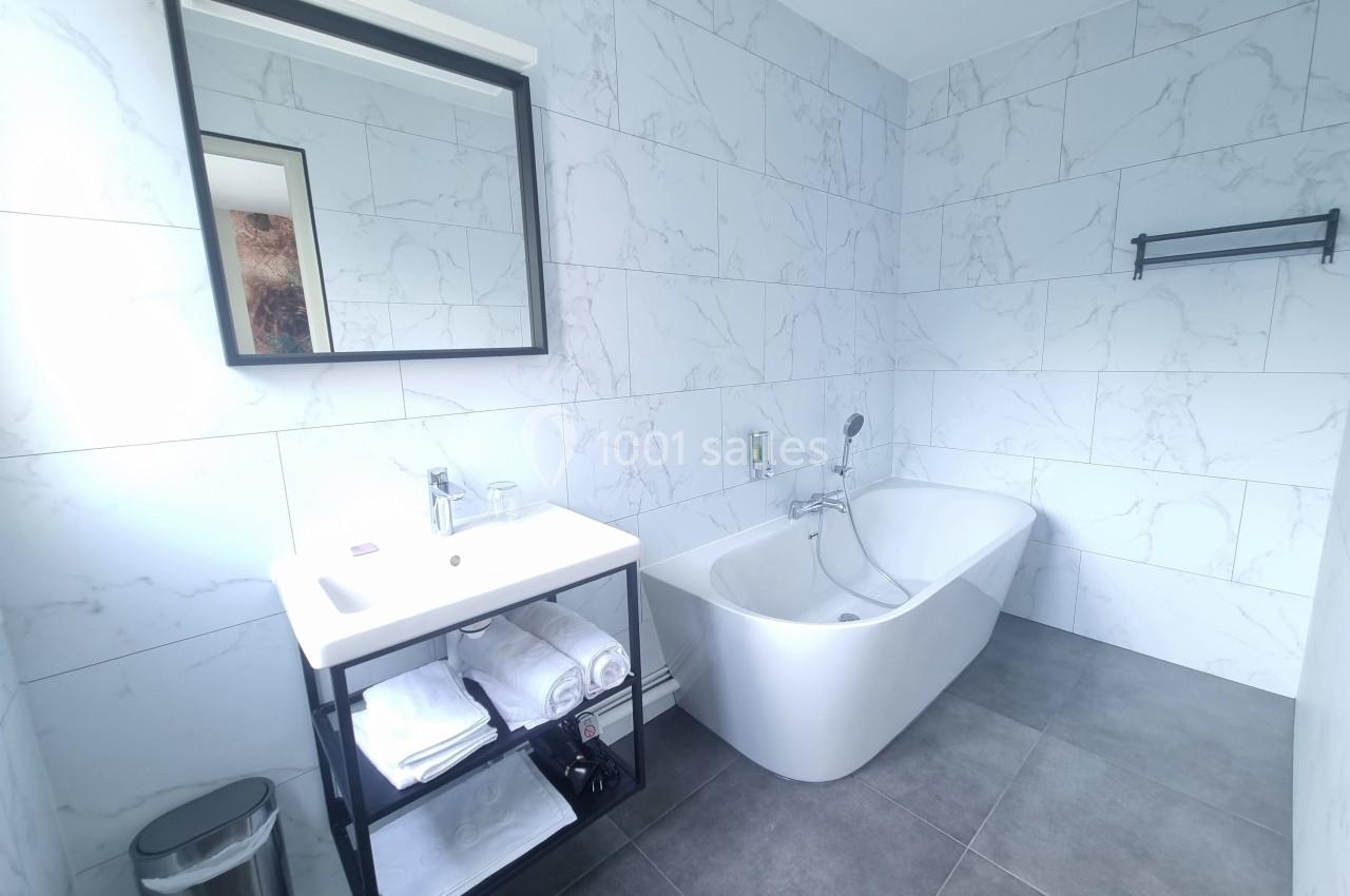 salle de bain avec baignoire