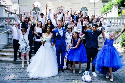 Miniature Showtail Light #2 Un couple danse ensemble dans une salle décorée de ballons, entouré de quelques invités en arrière-plan.