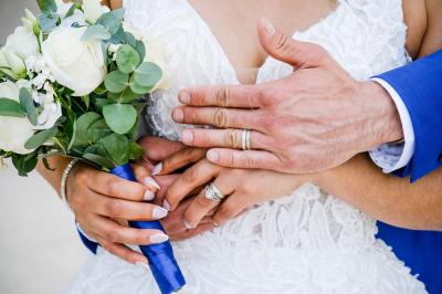 Miniature Showtail Light #4 Un couple danse ensemble dans une salle décorée de ballons, entouré de quelques invités en arrière-plan.