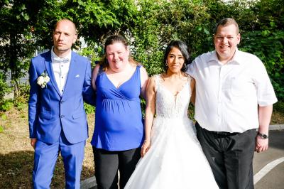 Miniature Showtail Light #6 Un couple danse ensemble dans une salle décorée de ballons, entouré de quelques invités en arrière-plan.